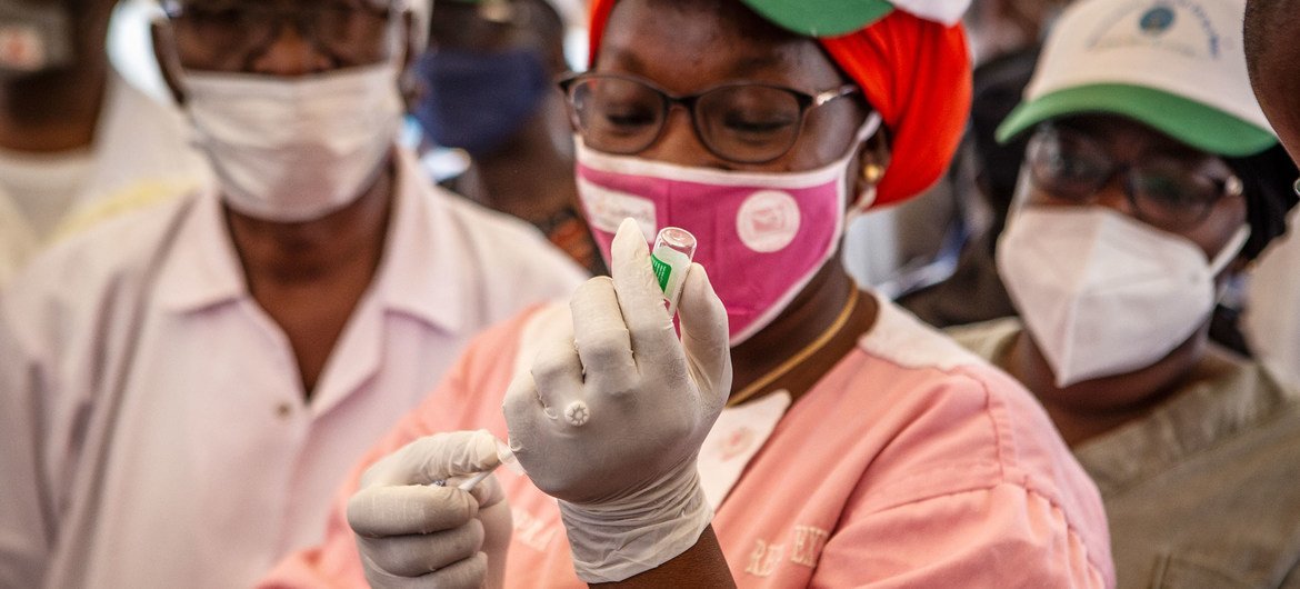 Mali'de bir sağlık çalışanı, COVAX Tesisi aracılığıyla Batı Afrika ülkesine sağlanan 396.000 COVID-19 aşı dozundan birini hazırlıyor. 