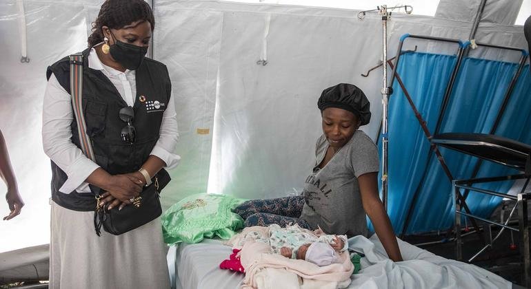 Deputy Executive Director of UNFPA, Diene Keita (left), talks to the mother of a newborn baby. Deputy Executive Director of UNFPA, Diene Keita (left), talks to the mother of a newborn baby.