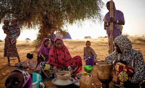 Displaced women prepare food at an informal camp in Bagoundié, Mali. Displaced women prepare food at an informal camp in Bagoundié, Mali.