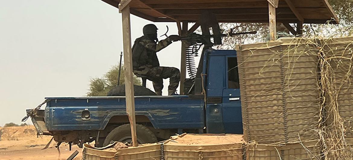 Nijeryalı bir asker, Nijer, Ouallam'da stratejik bir yeri koruyor.