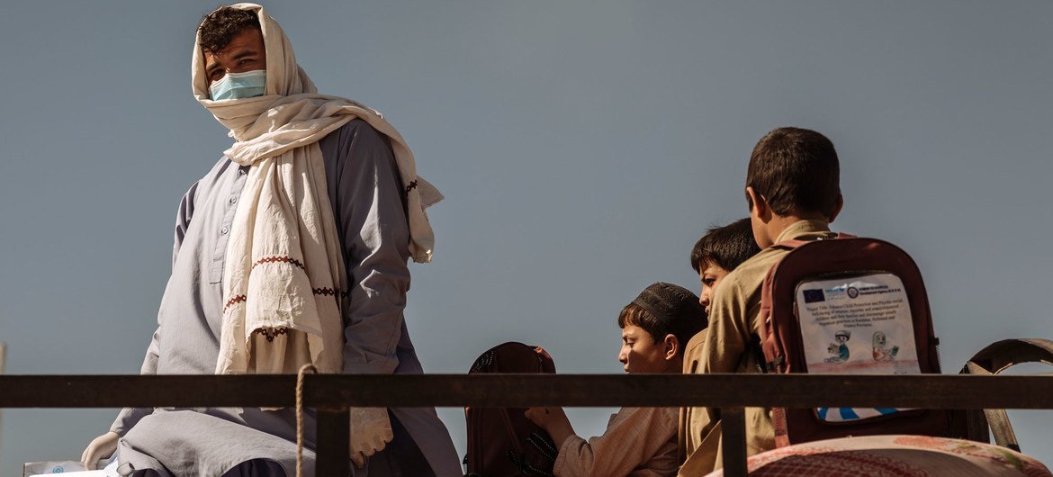 Mustafa crosses the Spin Boldak border in February 2021 with his children. Mustafa crosses the Spin Boldak border in February 2021 with his children.