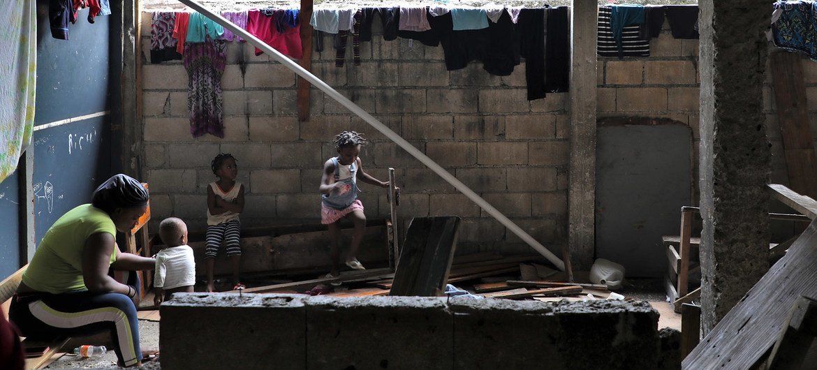 Families living in a school have been relocated by IOM to other safe places. Families living in a school have been relocated by IOM to other safe places.