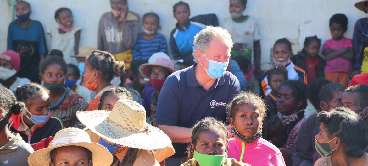 Executive Director David Beasley meets families and children seeking treatment for severe malnutrition at a nutrition centre in southern Madagascar. Executive Director David Beasley meets families and children seeking treatment for severe malnutrition at a nutrition centre in southern Madagascar.