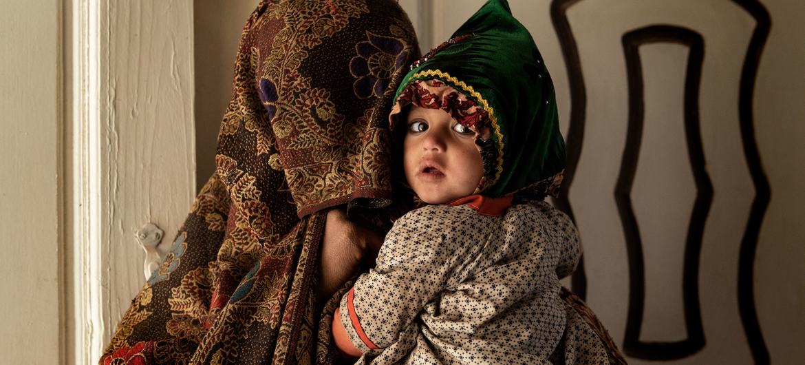 Afganistan'ın Kandahar kentinde bir tıp kliniğinde bir anne ve çocuğu.