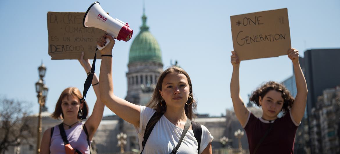 İklim krizi, küresel çatışma ve nesiller arası eşitsizliklerin hızla artmasıyla birlikte, gençliğin girdilerine, bakış açılarına ve temsiline her zamankinden daha fazla ihtiyaç duyulmaktadır.  Burada çevre aktivistleri ve Arjantin İklim için Gençlik'in kurucuları görülüyor.