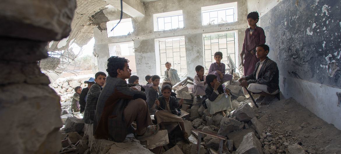 Çocuklar, Yemen'in Saada Şehrindeki yıkılmış bir okulda eski bir sınıfta oturuyorlar.  Şimdi yakınlardaki UNICEF çadırlarında okula gidiyorlar.