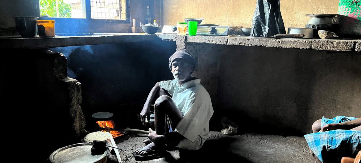 Çay evi işçisi Haidroze, Sri Lanka, Ramboda'daki kulübesinin mutfağında bir ocakta küçük buğday krepleri pişiriyor.