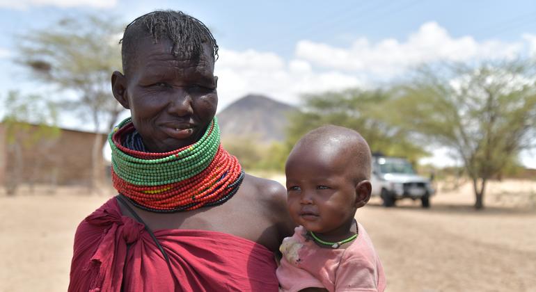 Elimlim Ingolan, 39 ans, avec son bébé de 7 mois.  Les femmes ont été touchées de manière disproportionnée par la sécheresse au Kenya, qui a accru leur vulnérabilité à la violence et réduit considérablement leur accès aux centres de santé. 