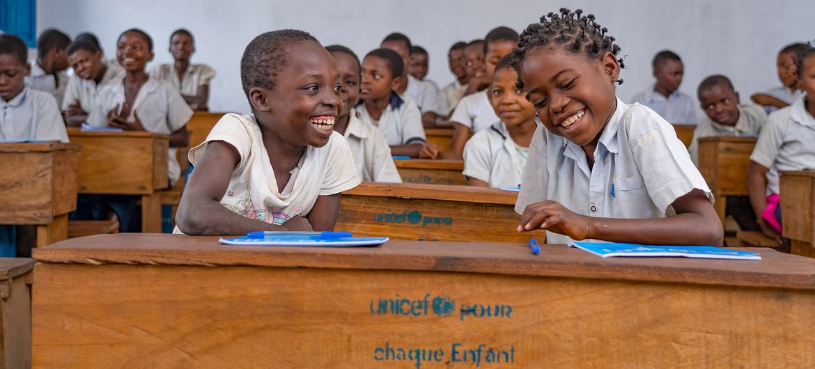 Dördüncü sınıf öğrencileri, Demokratik Kongo Cumhuriyeti'nin Kasai-Oriental eyaletindeki çatışmalarda yıkıldıktan sonra yeniden inşa edilen yeni okullarında derse devam ediyor.