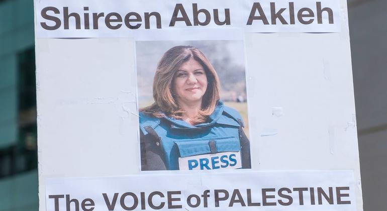 Filistinli gazeteci Shireen Abu Akleh'i desteklemek için Londra'da düzenlenen bir protestodan bir pankart.