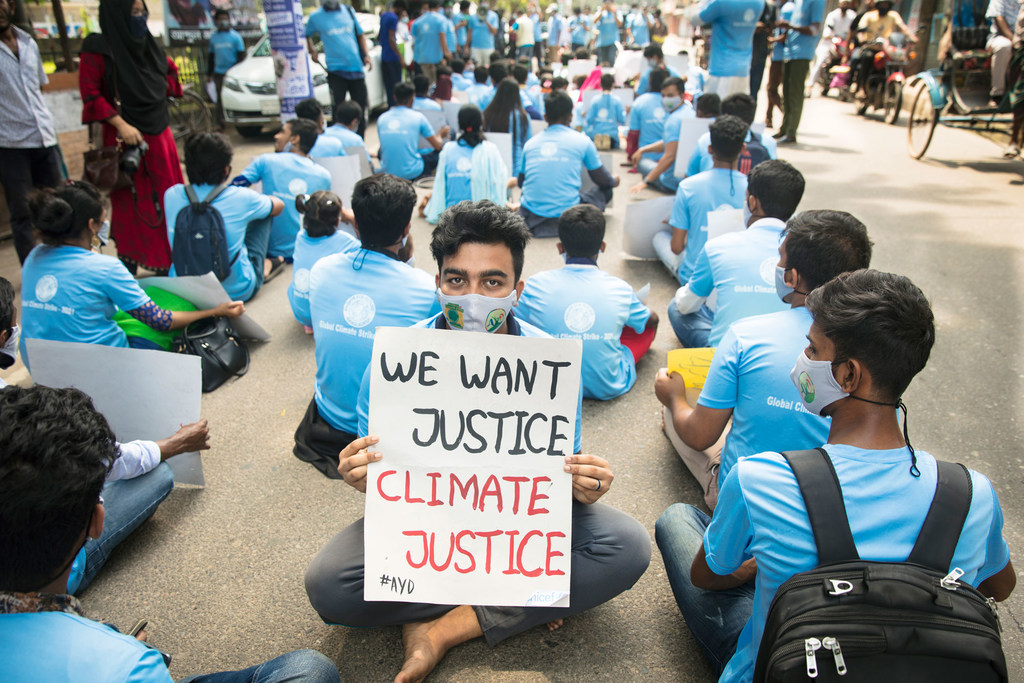 Genç aktivistler, Bangladeş'teki Küresel İklim Grevi ile dayanışma içinde bir grev biçimi olarak sokakta oturuyorlar.
