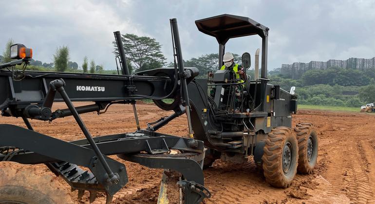 Chief Private Ryan Herdhika of the Indonesian Army’s 3rd Combat Engineering Battalion is practicing how to flatten a surface – a task he will need to perform regularly at the UN’s MINUSCA peacekeeping mission once he deploys next month.