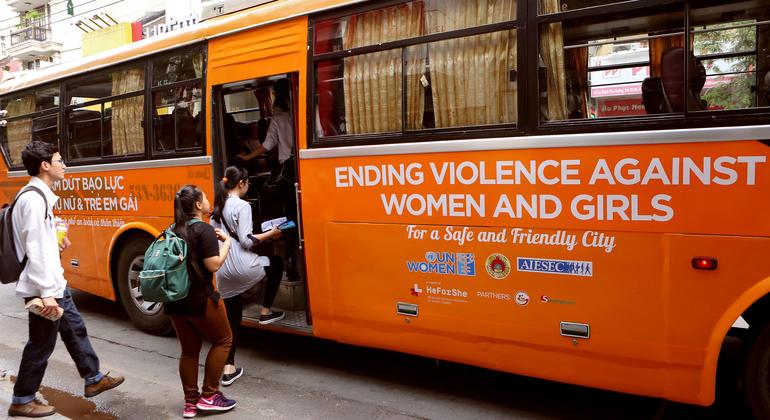 Güvenli ve Dostça Şehir Otobüsü, Viet Nam'daki kamusal alanlarda kadınlara ve kız çocuklarına yönelik cinsel taciz ve şiddet konusunda farkındalık yaratan bir programın parçasıdır.