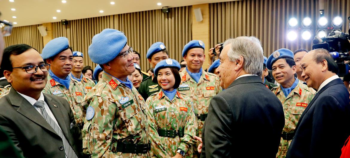 Genel Sekreter António Guterres (sağdan ikinci) ve Vietnam Devlet Başkanı Nguyen Xuan Phuc (sağda), Vietnam'ın Birleşmiş Milletler üyeliğinin 45. yıldönümünü anma töreninde Vietnam Barış Gücü askerleriyle bir araya geldi.