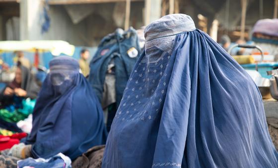 Afganistan'ın Belh ilinde bir pazarda eşyalarını satan kadınlar.