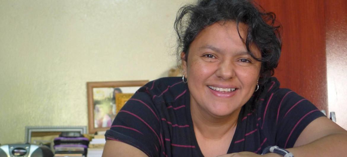 Honduraslı bir çevre aktivisti olan Berta Caceres, Mart 2016'da öldürüldü. Yerli halkların haklarına yönelik yorulmak bilmeyen kampanyası nedeniyle ölümünden sonra BM Dünya Şampiyonu olarak tanındı. 