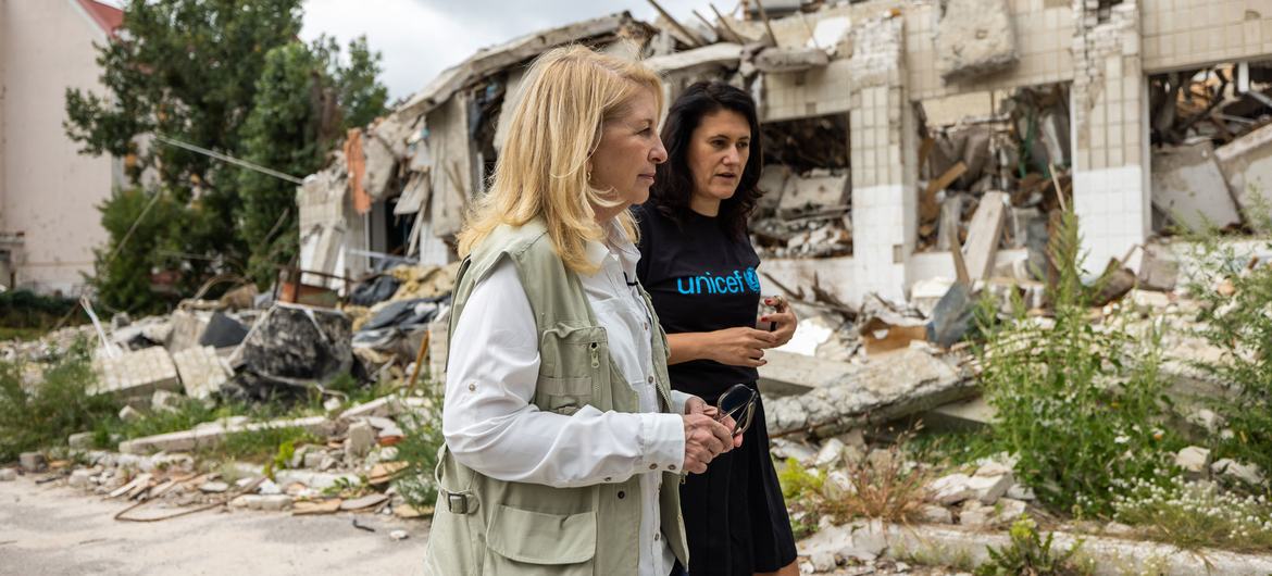 UNICEF Executive Director Catherine Russell (left) visits a heavily damaged school in Zhytomyr, Ukraine.