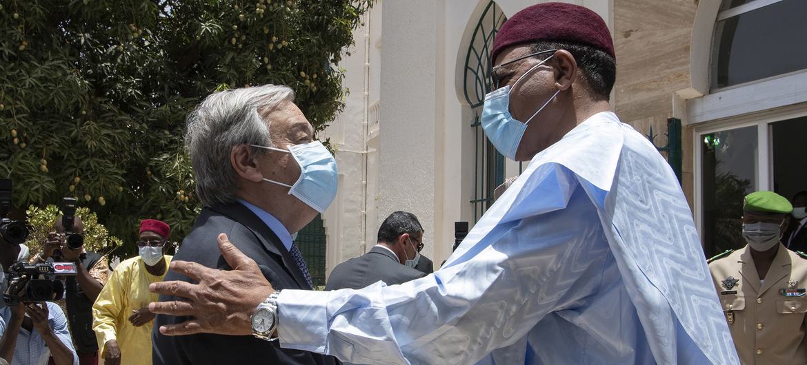 UN Secretary-General António Guterres (left) is received by the Nigerien President Mohamed Bazoum, in the capital of Niger, Niamey. UN Secretary-General António Guterres (left) is received by the Nigerien President Mohamed Bazoum, in the capital of Niger, Niamey.
