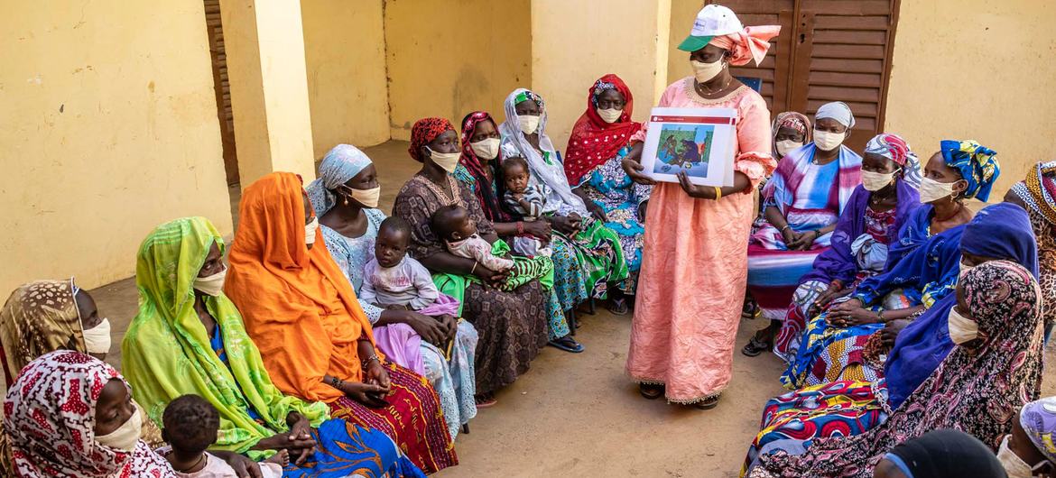 One woman leads a focus group in Mali where she mobilizes girls and women against all forms of violence to change behaviour.