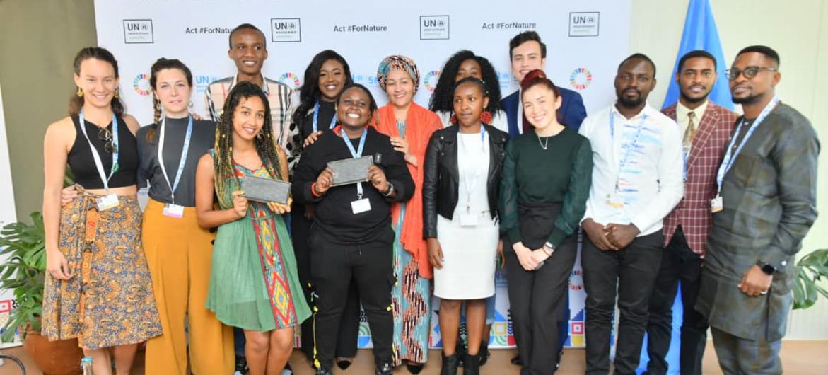 Deputy Secretary-General Amina Mohammed meets with young environmental advocates in the UNEP garden. Deputy Secretary-General Amina Mohammed meets with young environmental advocates in the UNEP garden.