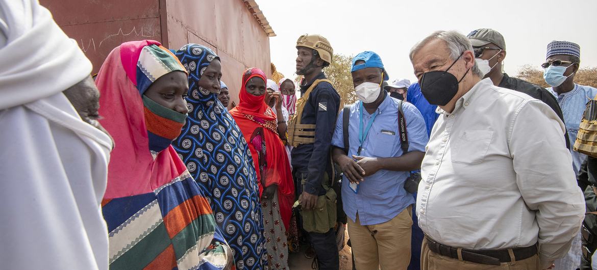 BM Genel Sekreteri António Guterres, Ouallam'da yerinden edilmiş kadınlarla konuşuyor.