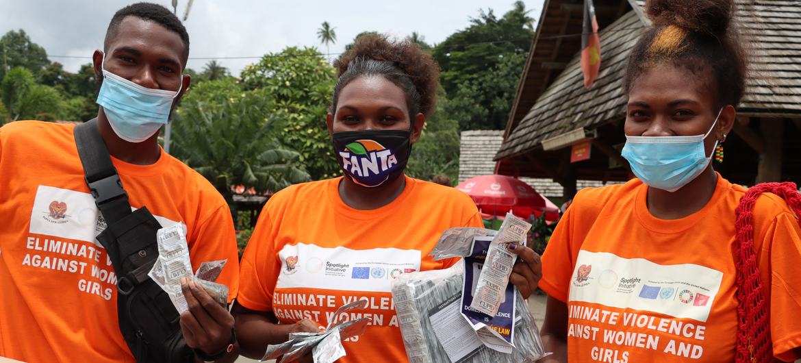 Peer educators from the Family Health Association distribute condoms and sexual and reproductive health information at Kokopo markets, East New Britain. Peer educators from the Family Health Association distribute condoms and sexual and reproductive health information at Kokopo markets, East New Britain.