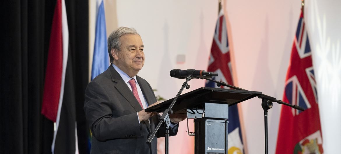 BM Genel Sekreteri António, 3-5 Temmuz tarihleri ​​arasında Surinam'ın Paramaribo kentinde gerçekleşecek olan Karayipler Topluluğu Hükümet Başkanları Konferansı'nın (CARICOM) 43. olağan toplantısının açılış törenine hitap ediyor.