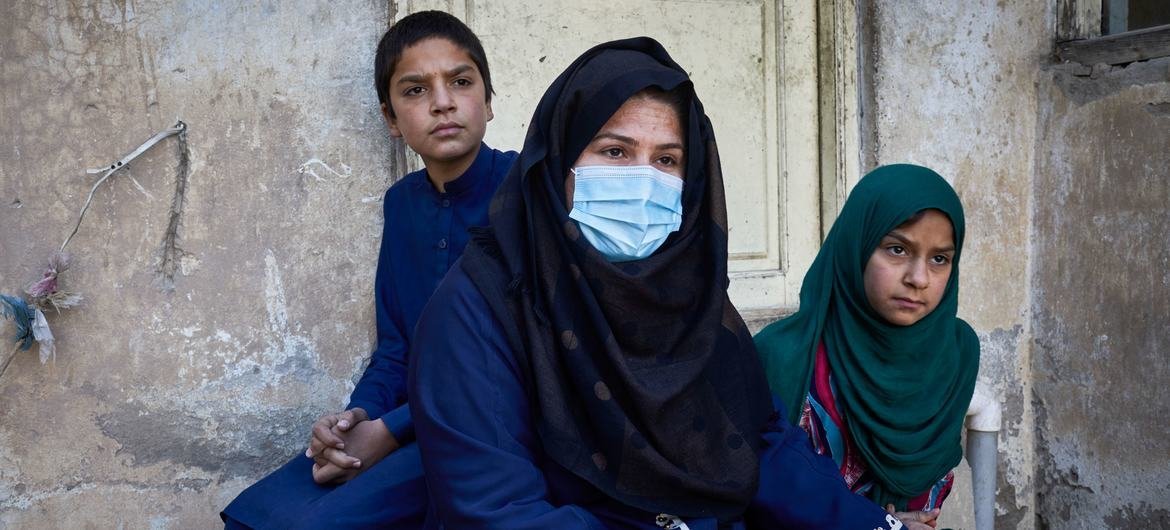 UNHCR distributes assistance to displaced families struggling in Kabul, Afghanistan. UNHCR distributes assistance to displaced families struggling in Kabul, Afghanistan.