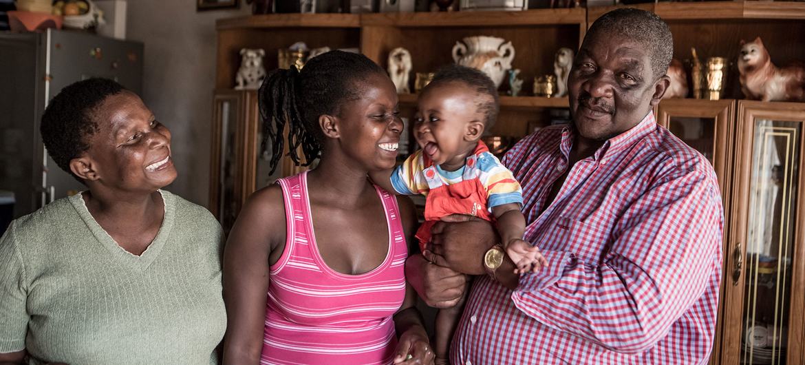 29 yaşındaki Nonhlanhla hem hamile hem de HIV pozitif olduğunu öğrendiğinde korktu, ancak antiretroviral tedavi ve kesintisiz emzirme sayesinde altı aylık oğlu Answer sağlıklı ve HIV'siz. 