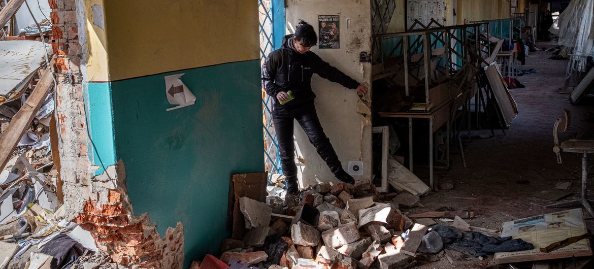 Ukrayna'nın Chernihiv kentindeki bir okulun müdürü, bir hava bombardımanı sırasında meydana gelen hasarı araştırıyor.