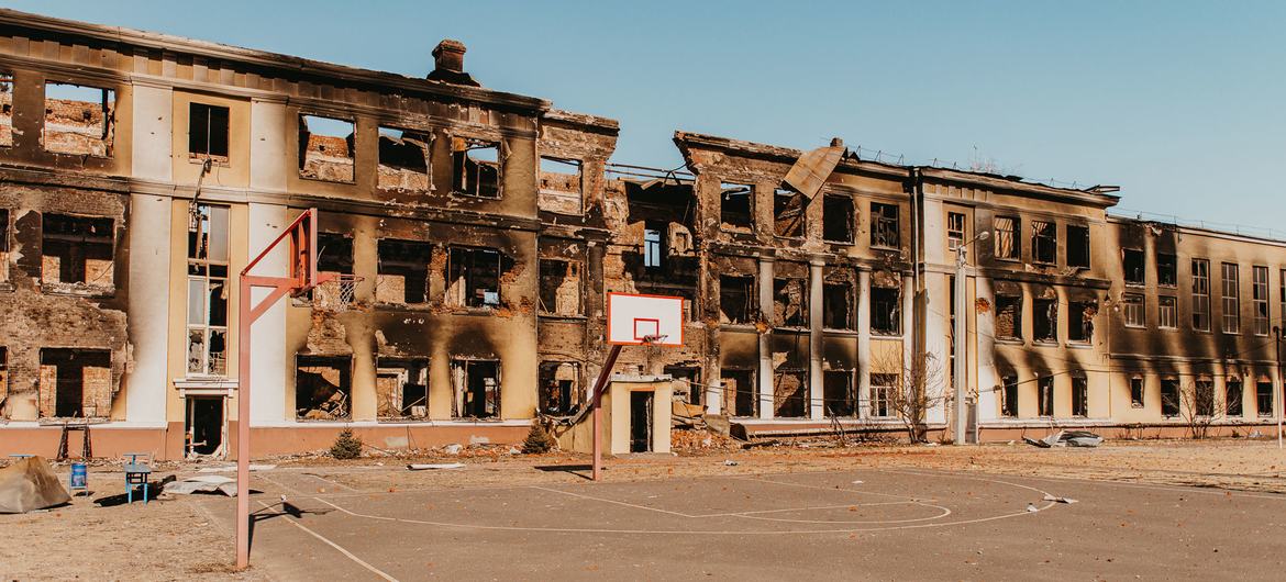 Ağır bombardımanın ardından bir okul daha yıkıldı.  Bu, Ukrayna'nın kuzeydoğusundaki Kharkiv'de.