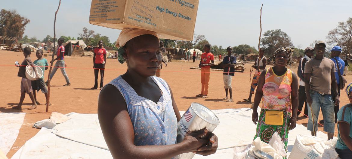 WFP distributes food to displaced people in Batangafo in the Central African Republic.  (file)