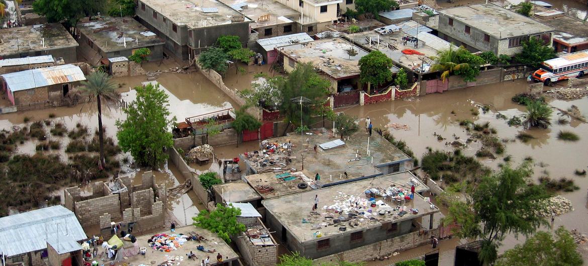 在熱帶風暴珍妮席捲海地之後，戈納伊夫市周圍的大部分地區都處於洪水之中，並被泥土覆蓋。  （文件）