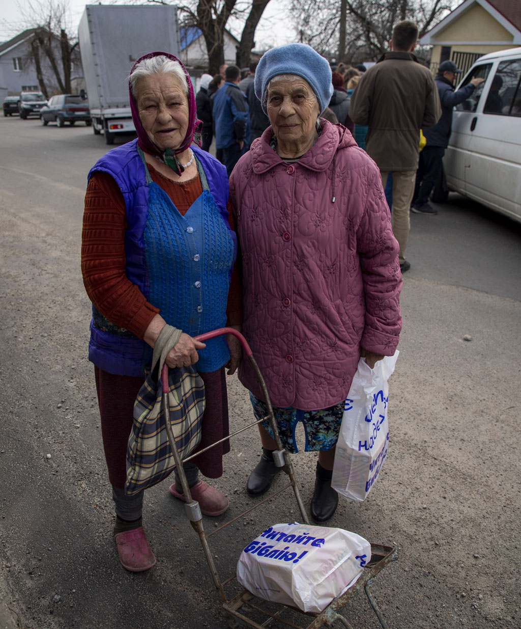Ukrainian sisters in Dnipro receive much needed food items from UN agencies and local partners. Ukrainian sisters in Dnipro receive much needed food items from UN agencies and local partners.