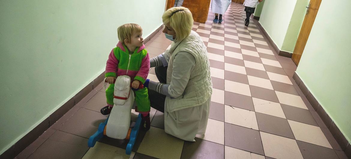Batı Ukrayna'nın Vorokhta kentindeki bir sanatoryumda bulunan bir sığınakta, eğitimciler ve yerel uzmanlar, Kharkiv bölgesindeki yetimhanelerden yerinden edilen çocuklara bakıyor.