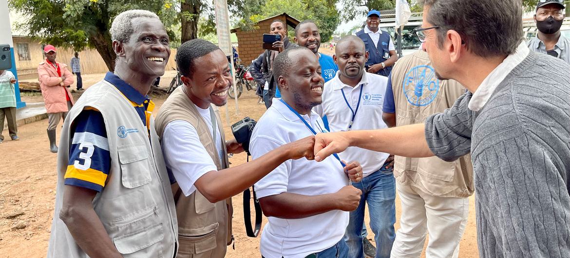 During a visit to Tanganyika in March 2022, the Resident and Humanitarian Coordinator meets colleagues from FAO and WFP who are providing support to internally displaced people living in the site.