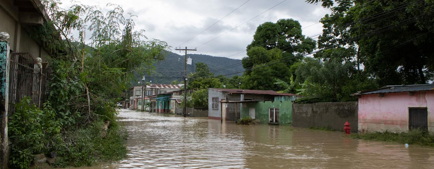 The main street of the Eben Ezer neighborhood in the Chamelecon sector, flooded after the IOTA storm. A colony that has left around 300 families affected for more than 10 days. San Pedro Sula, Cortés, Honduras November 18, 2020. The main street of the Eben Ezer neighborhood in the Chamelecon sector, flooded after the IOTA storm. A colony that has left around 300 families affected for more than 10 days. San Pedro Sula, Cortés, Honduras November 18, 2020.