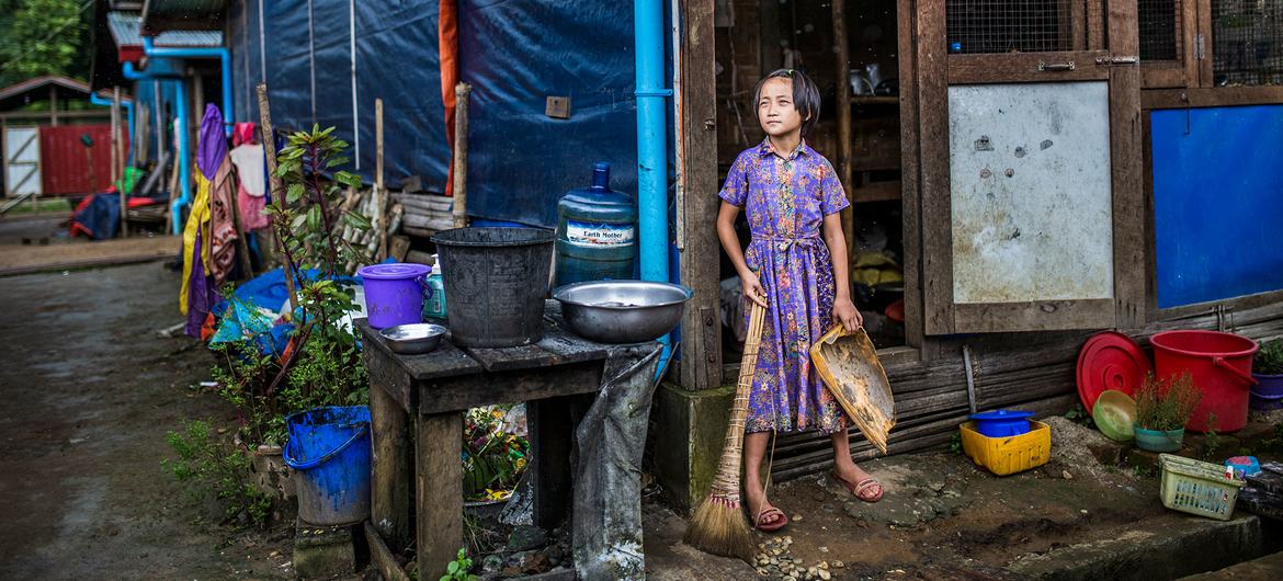 Myanmar'da eğitimi COVID-19 salgını nedeniyle kesintiye uğrayan genç bir kız.