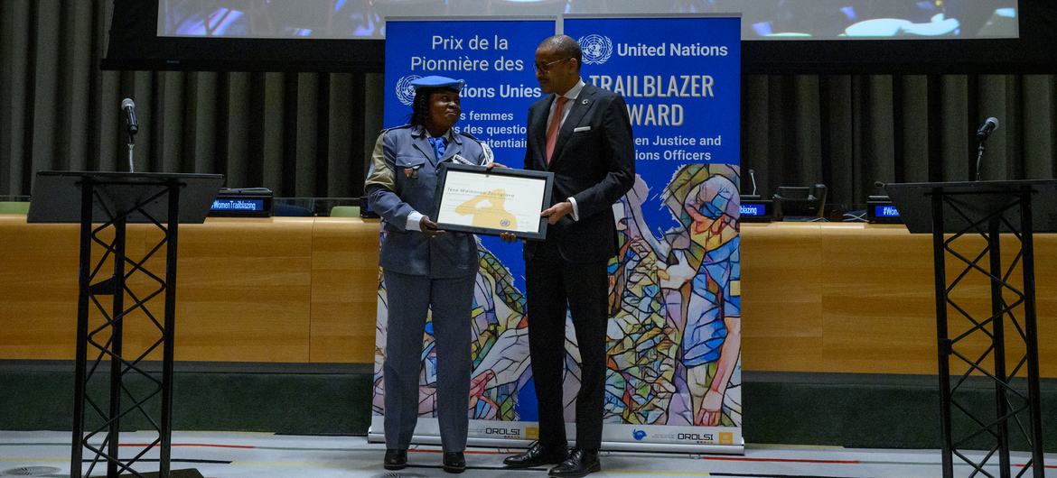 Téné Maïmouna Zoungrana is presented with the United Nations Trailblazer Award by Chef de Cabinet Courtenay Rattray at a special ceremony. Téné Maïmouna Zoungrana is presented with the United Nations Trailblazer Award by Chef de Cabinet Courtenay Rattray at a special ceremony.
