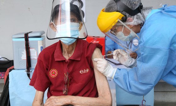 An older man in Peru receives a COVID-19 vaccination. An older man in Peru receives a COVID-19 vaccination.
