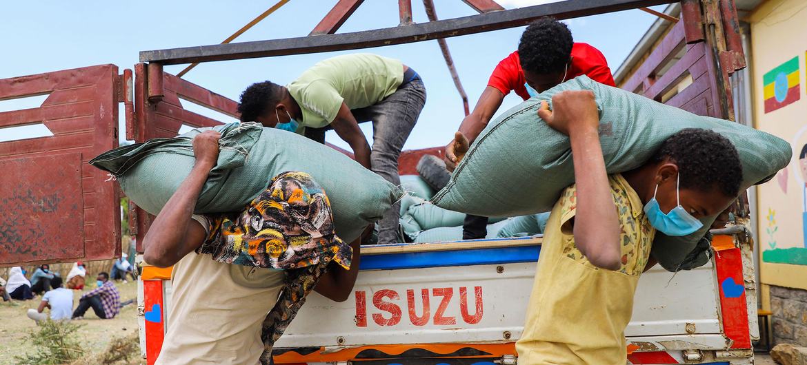 FAO and partners delivered 262 tonnes of fertilizer to the Tigray region of Ethiopia to aid food production. FAO and partners delivered 262 tonnes of fertilizer to the Tigray region of Ethiopia to aid food production.