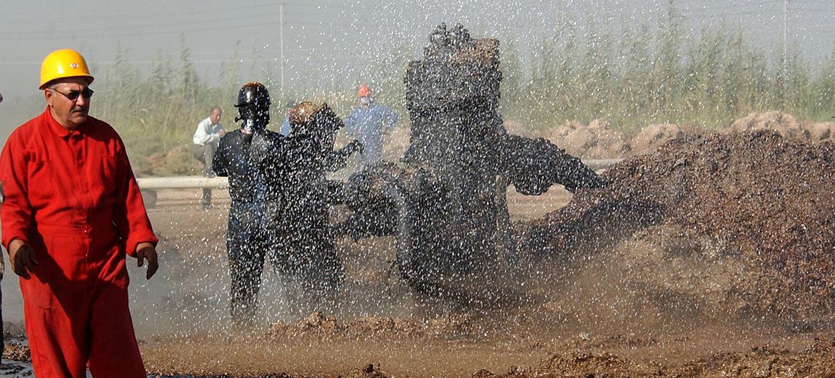 Oil engineers spray water to cool off oil wells in northern Iraq. (file) Oil engineers spray water to cool off oil wells in northern Iraq. (file)