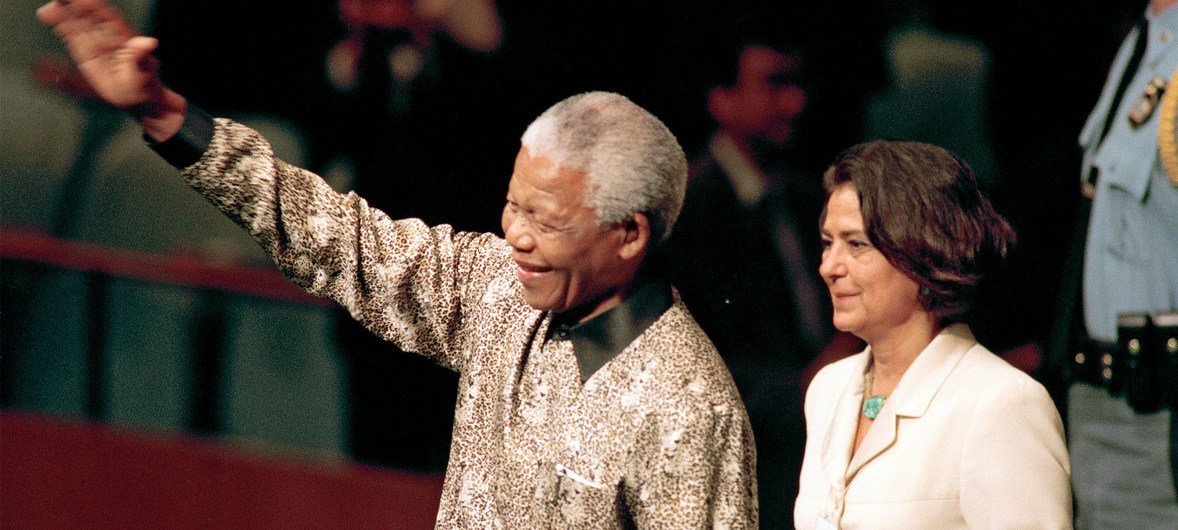 Nelson Mandela (left), President of South Africa, enters the General Assembly Hall to speak at the thirty-third session.  Next to him is the Head of the United Nations Protocols Committee, Nadia Younes, September 21, 1998