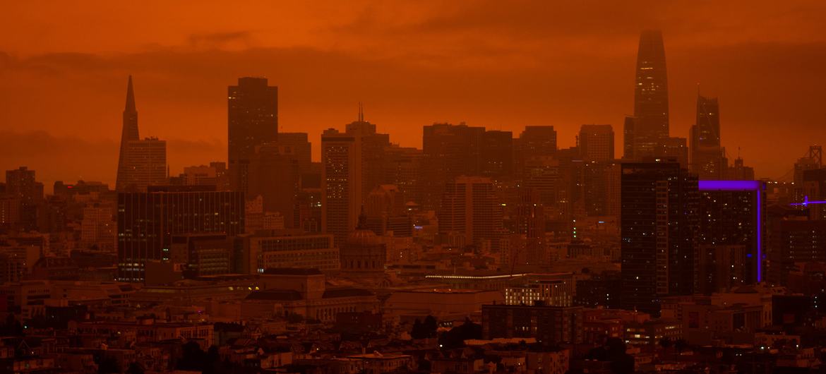 Batı ABD'nin bazı bölgelerinde çıkan orman yangınları gökyüzünü San Francisco'nun turuncusuna çevirdi.