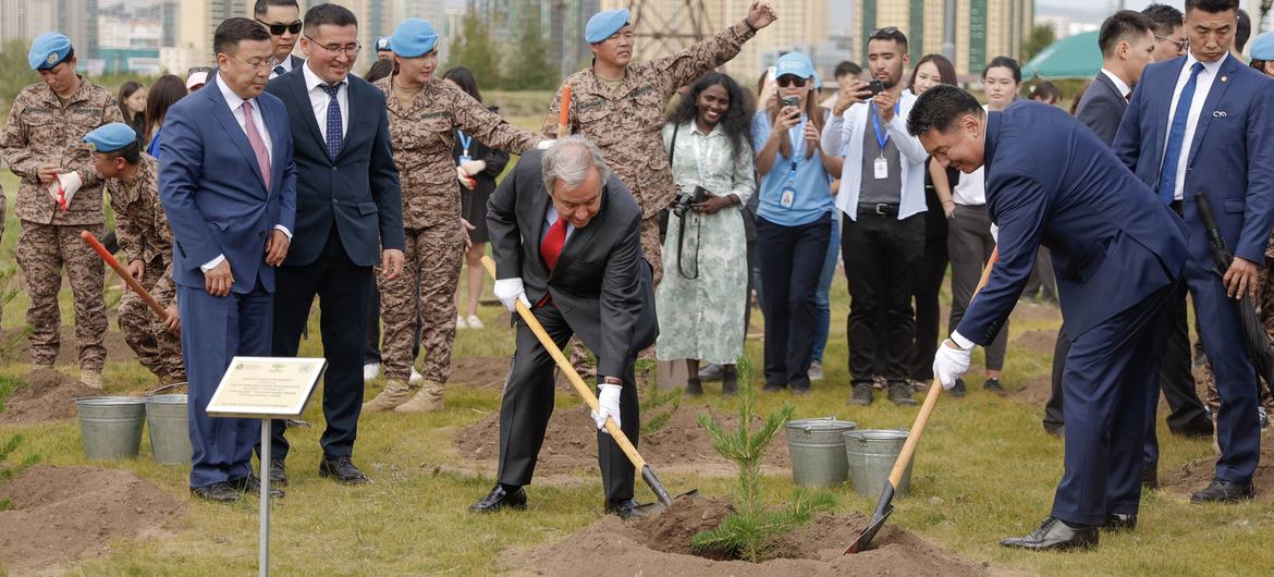 Secretary-General António Guterres at a tree planting event attended by H.E. Mr. Khurelsukh Ukhnaa, President of Mongolia. Secretary-General António Guterres at a tree planting event attended by H.E. Mr. Khurelsukh Ukhnaa, President of Mongolia.