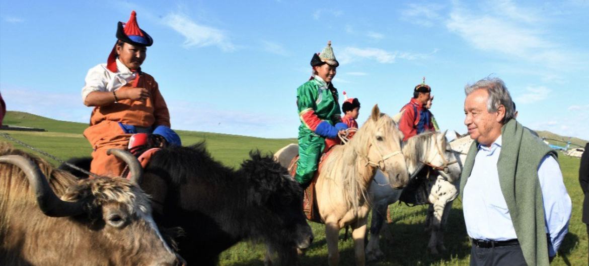 Secretary-General António Guterres meets with the nomadic people of Mongolia. Secretary-General António Guterres meets with the nomadic people of Mongolia.
