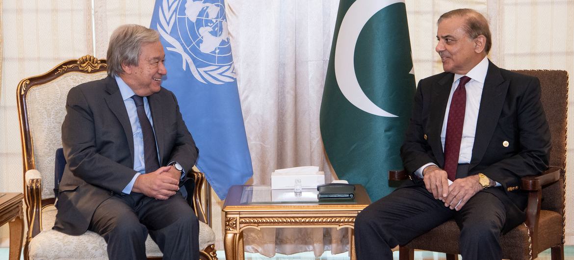Secretary-General António Guterres (left) meets with Prime Minister Muhammad Shehbaz Sharif of Pakistan.