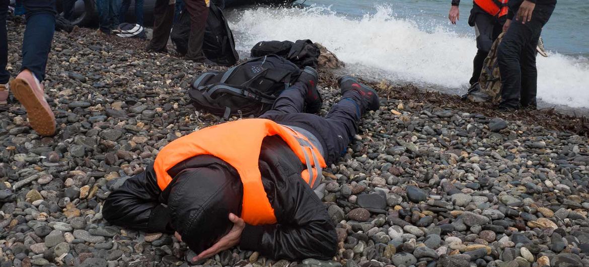 志願者幫助抵達希臘北愛琴海地區萊斯博斯島的難民。  （文件）