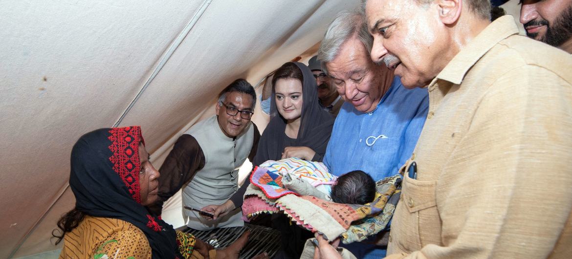 Secretary General António Guterres and Prime Minister Shehbaz Sharif meet Perwin, a baby born in Usta Muhammad, Balochistan. Just a few weeks old, Perwin and his mother were displaced by the devastating floods in Pakistan.