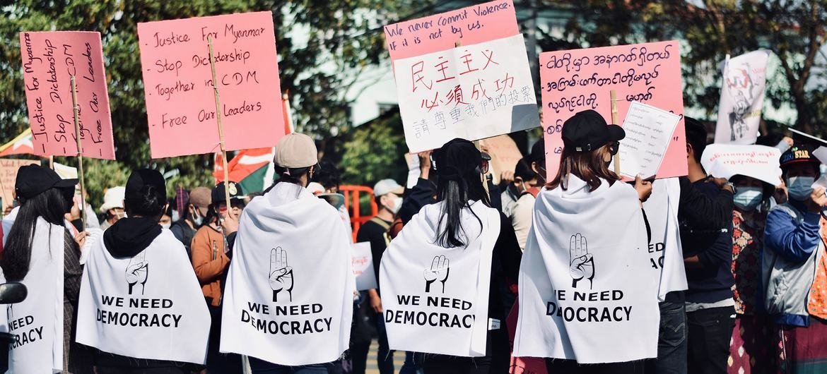 Myanmar'da gençler demokrasi yanlısı bir gösteriye katılıyor.